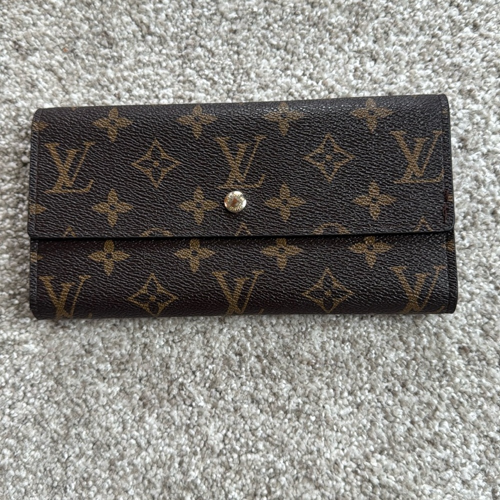 L V Wallet